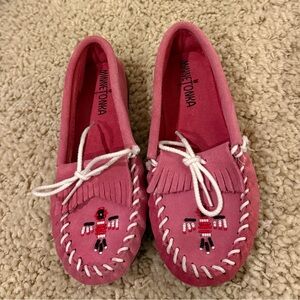 Minnetonka Real Leather Moccasins in Pink with beautiful beading